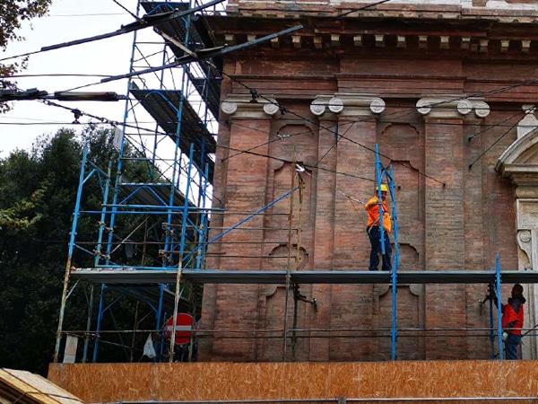 impresa-edile-che-si-occupa-di-ristrutturare-edificio-antico impresa-edile-che-si-occupa-di-ristrutturare-edificio-antico